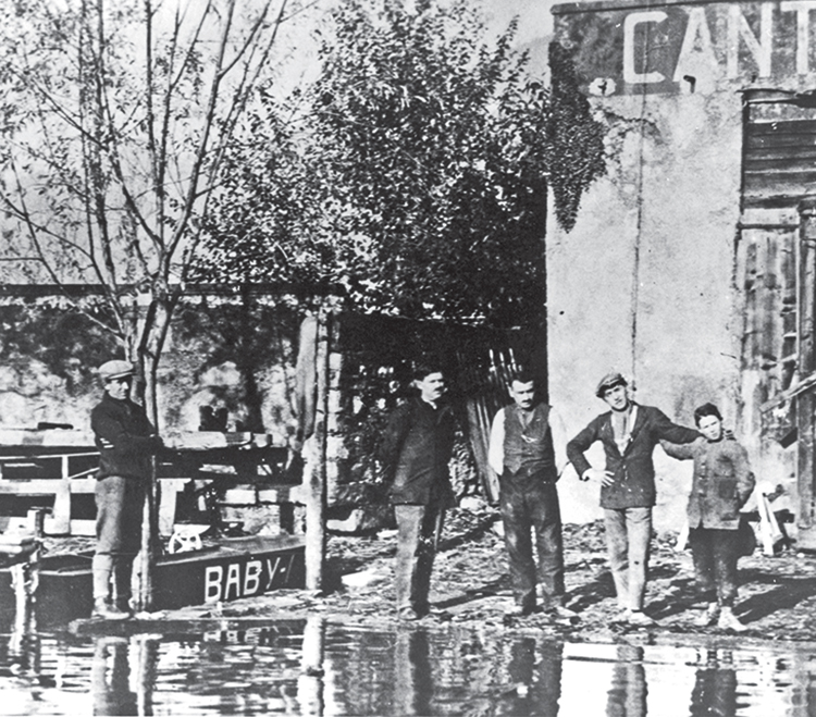 1926: Il Cantiere F.lli
Riva; da sinistra: Serafino Riva, il cognato Gerolamo Caviglia, due operai e il giovane Giuseppe Piantoni.
